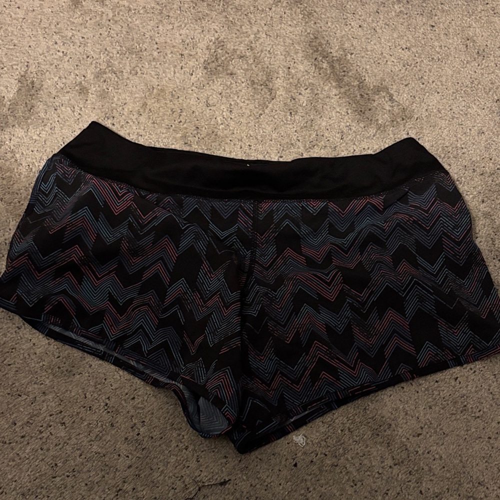 Women's Athletic Shorts - Black Zigzag Pattern